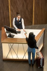 Nachtreceptionist met horeca-ervaring