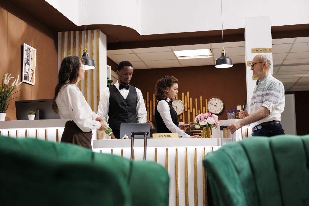 Overdracht in het hotel om het soepel te laten lopen bij de receptie